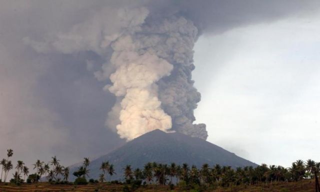 شاهد لحظة ثوران بركان ”جبل أجونج” في اندونيسيا وارتفاع رماده ل2500 متر في السماء