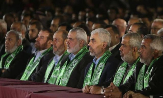 مصادر : دعوات في حماس لعزل مسؤوليها المتعاطفين مع المعارضة السورية
