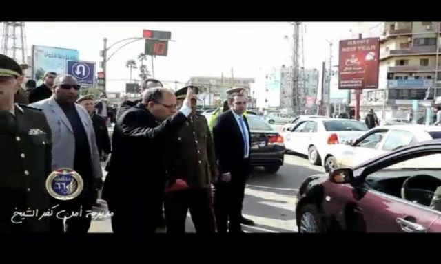 شاهد بالصور .. مدير أمن كفر الشيخ  يهدى المواطنين الورود بالشوارع والميادين فى ” عيد الشرطة ”