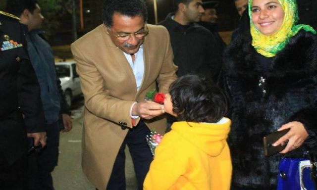 بالصور .. مدير أمن الإسماعيلية يهدى الورود  للأطفال والمواطنين في عيد الشرطة
