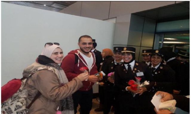 بالصورة .. بمناسبة الإحتفال بعيد الشرطة ..  توزيع الزهور على المسافرين بمطار القاهرة الجوى