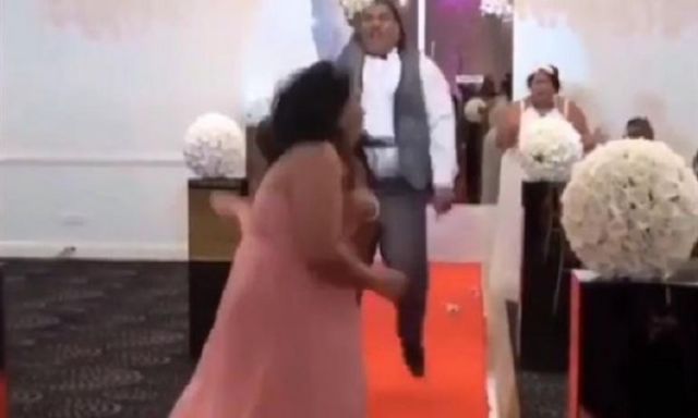 شاهد .. لحظة انهيار عروسة من الفرحة بالرقص الجنوني فى يوم زفافها
