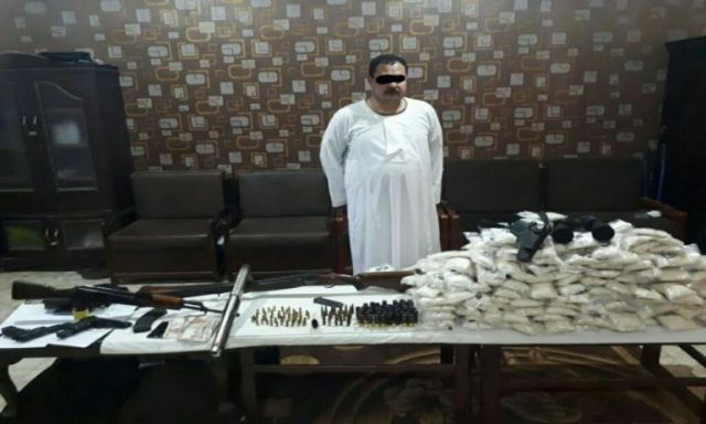 أمن كفر الشيخ يضبط صاحب كافتيريا بحوزته كمية كبيرة من الأسلحة والذخائر والحبوب المخدرة