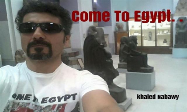 بالصور.. خالد النبوي يروج للسياحة من داخل المتحف المصري