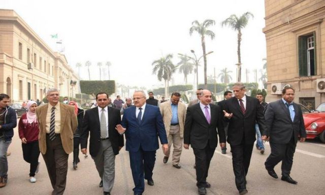 رئيس جامعة القاهرة يتفقد سير الدراسة وانتظام العملية التعليمية بالفصل الدراسي الثاني