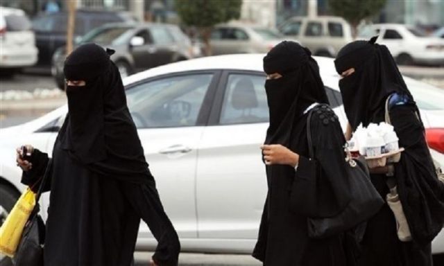 عضو بهيئة كبار العلماء يدعو لعدم إلزام النساء السعوديات بارتداء العباءات