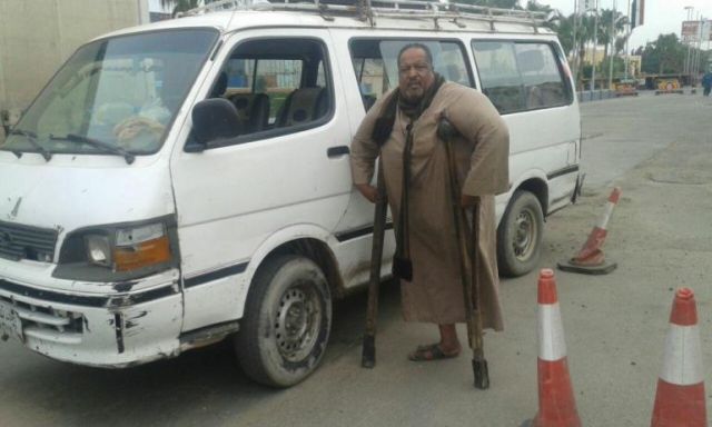 بالصور .. سقوط سائق ميكروباص يقوده ” بقدم واحدة ” وبدون رخص بطريق الاسكندرية الصحراوي