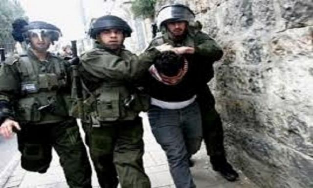 قوات الاحتلال تعتقل 7 فلسطينيين ومواطن تركي بالضفة الغربية
