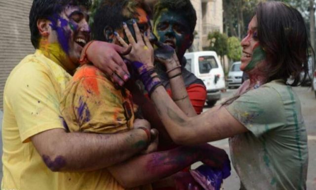 النساء في الهند تحتفل بمهرجان الألوان بهذه الطريقة