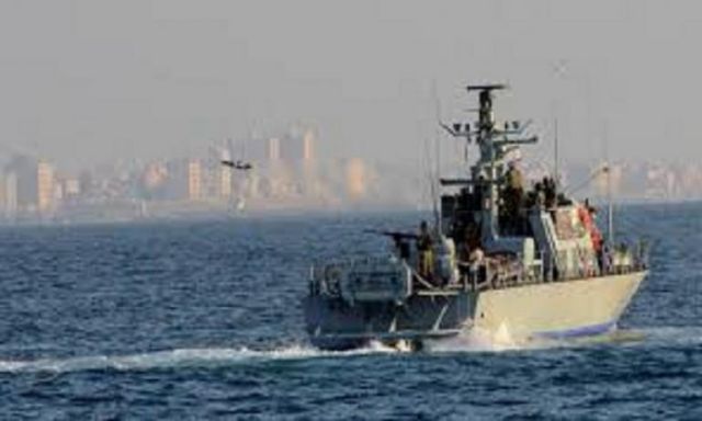 ”البحرية الإسرائيلية”  تطارد الصيادين الفلسطينيين وتطلق النار عليهم