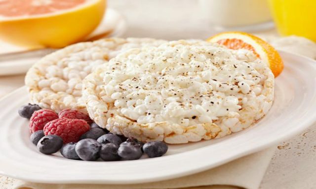 ما لا تعرفينه عن ”كعكة الأرز” لإنقاص الوزن