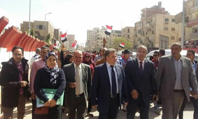 بالصور .. رئيس جامعة بنها يقود مسيرة طلابية للجان الإنتخابية