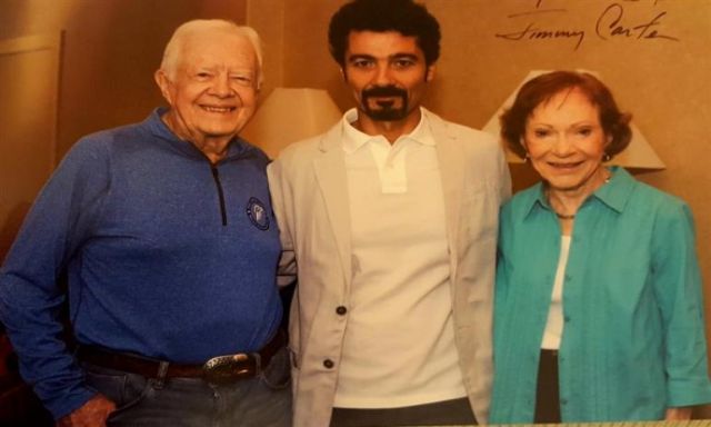 صورة.. خالد النبوى برفقة الرئيس الأمريكى الأسبق جيمي كارتر وزوجته عبر ”تويتر”