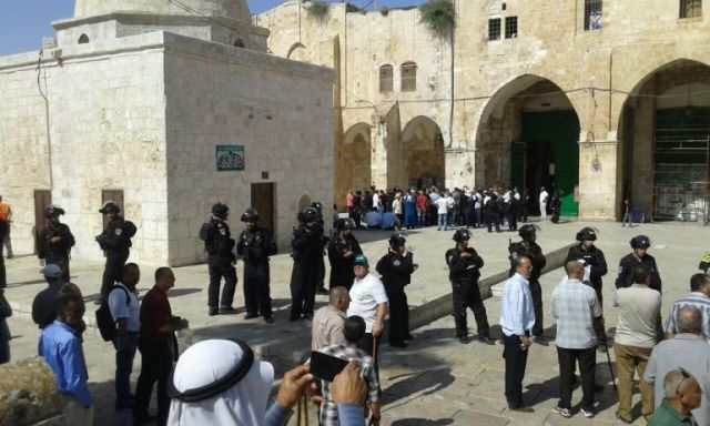 مستوطنون يقتحمون المسجد الأقصى بحراسات مشددة من قوات الاحتلال