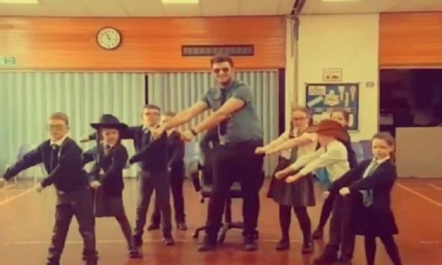 ملايين مشاهدات لمدرس يرقص مع تلاميذ ابتدائي