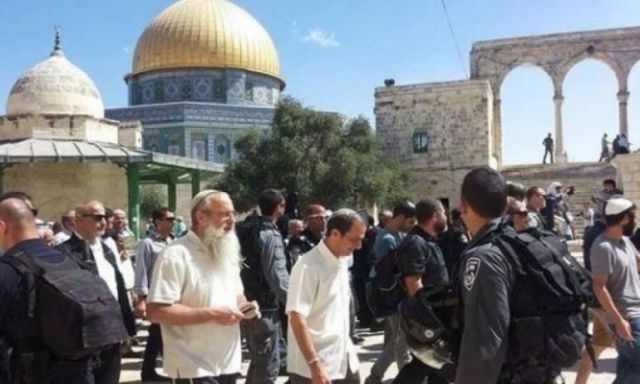 اقتحام أكثر من 100 مستوطن للمسجد الأقصي وسط حراسة اسرائيلية
