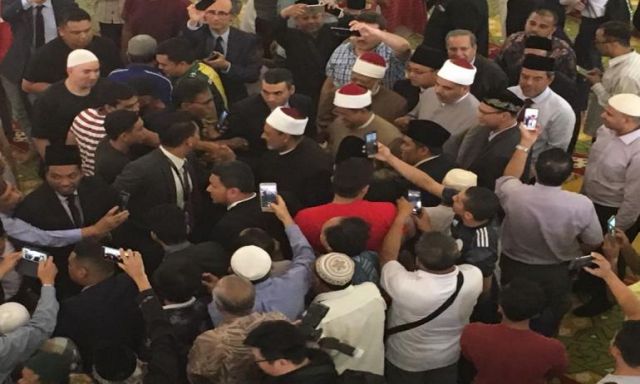 مسلمو سنغافورة يلتفون حول الإمام الأكبر عقب أدائه صلاة الجمعة