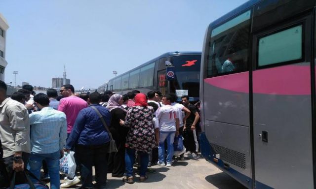 بالصور.. حافلات أعضاء الزمالك تتوجه إلى الإسكندرية لحضور نهائي كأس مصر
