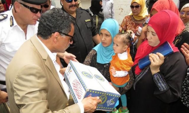 بمناسبة حلول شهر رمضان المعظم .. مدير أمن الإسماعيلية يقوم بتوزيع السلع الغذائية على المواطنين
