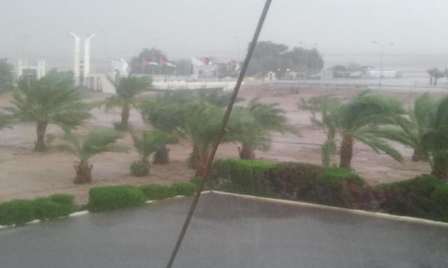 سقوط أمطار على مدينة الغردقة منذ قليل