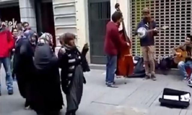 بالفيديو .. بائعات المناديل المسنات في وصلة رقص طريفة بشوارع تركيا