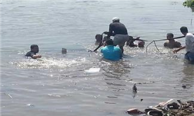 إنتشال جثة طالب غرق في ترعة البحر الصغير بدكرنس فى الدقهلية