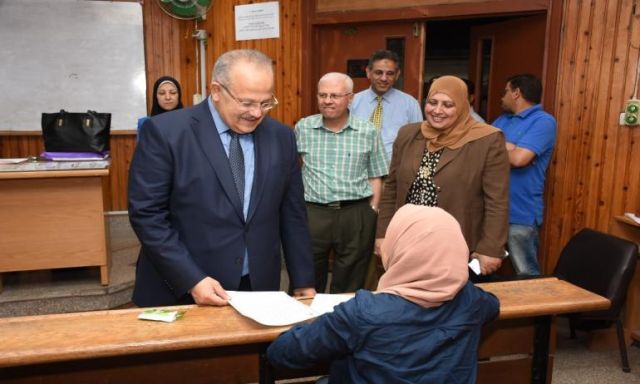 بالصور .. رئيس جامعة القاهرة يقوم بجولة جديدة بامتحانات الفصل الدراسي الثاني