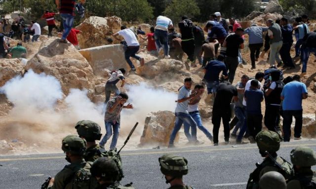 تصاعد الاشتباكات بين المتظاهرين الفلسطينيين وجيش الاحتلال فى جمعة القدس