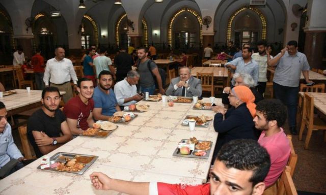 بالصور.. رئيس جامعة القاهرة يشارك طلاب المدينة الجامعية إفطار رمضان