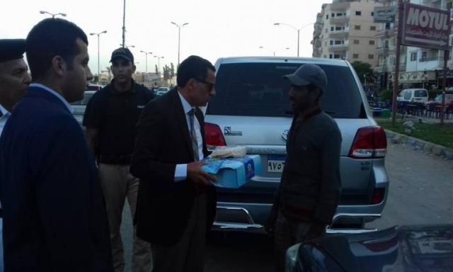 بالصور .. مدير أمن الإسماعيلية يقوم بتوزع وجبة إفطار قبل أذان المغرب بشوارع المحافظة