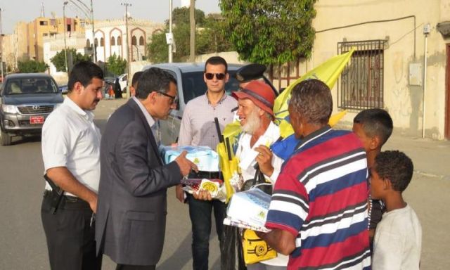 بالصور .. مدير أمن الإسماعيلية يواصل توزيع وجبة إفطار رمضانية قبل أذان المغرب بشوارع المحافظة