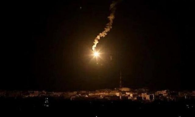 طائرات الاحتلال الإسرائيلى تلقى قنابل إنارة وسط قطاع غزة