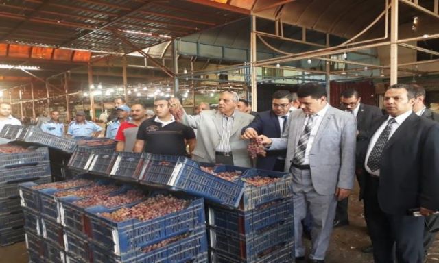 بالصور .. رئيس حماية المستهلك يصل سوق العبور للتأكد من توافر منتجات الخضراوات والفاكهة