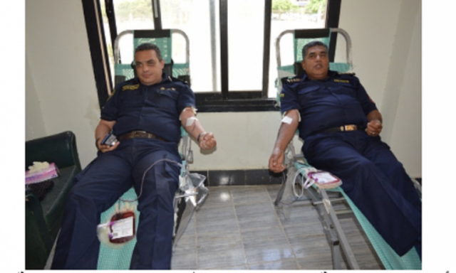 الحماية المدنية بالإسكندرية يتبرعون بالدم