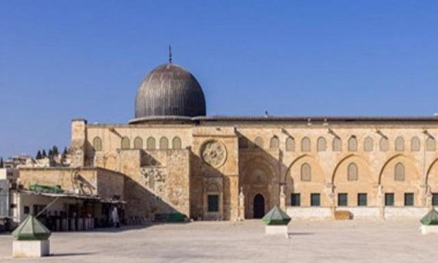 الفلسطينيون يواصلون صد الهجمات الصهيونية على المسجد الأقصى