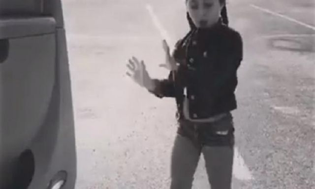 شاهد .. فيديو مضحك لأصغر طفلة تؤدي تحدي رقصة كيكي الـ kiki
