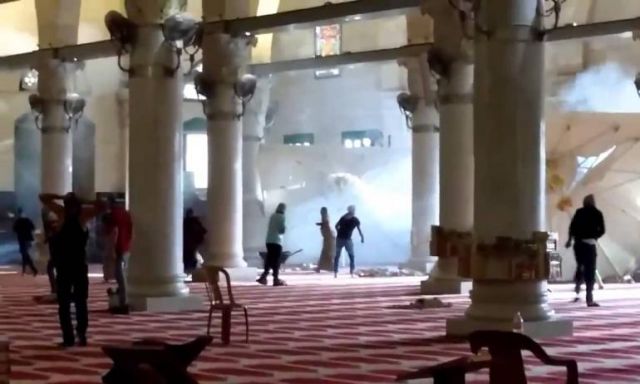 اشتباكات بين قوات الاحتلال و المصلين داخل المسجد الأقصى