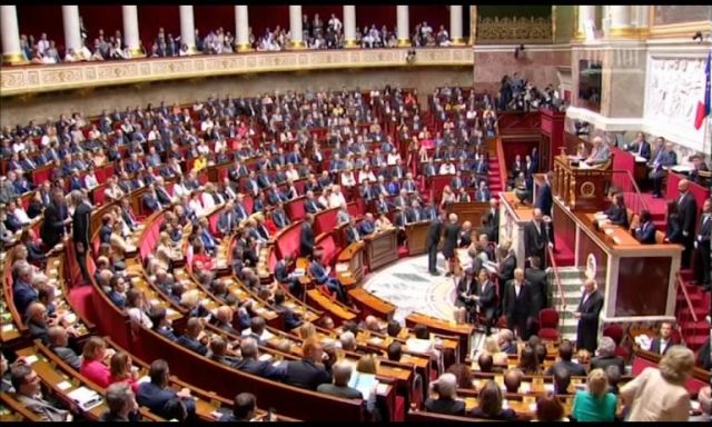 البرلمان الفرنسى يحظر الهاتف المحمول فى المدارس