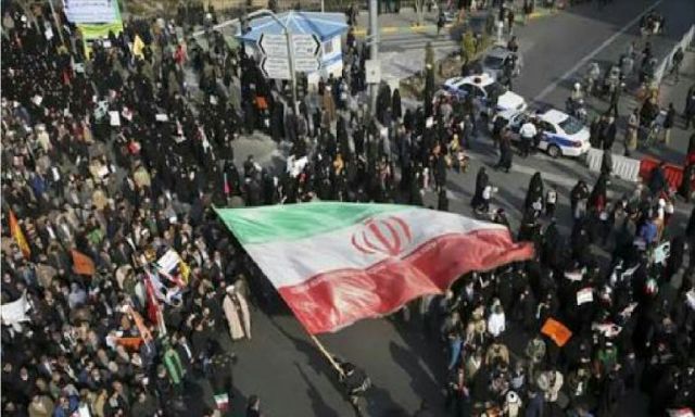 اتساع رقعة الاحتجاجات الايرانية.. ومتظاهرون يقتحمون حوزة دينية بالقرب من طهران