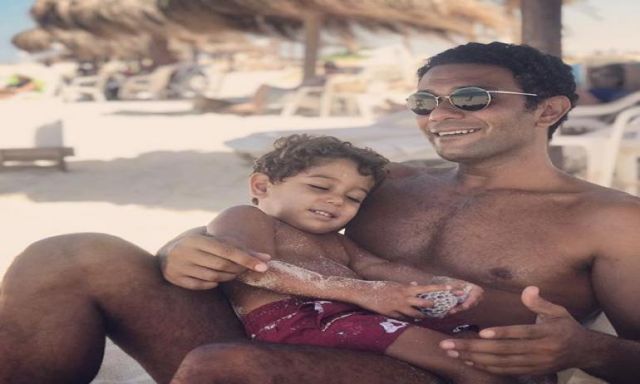 آسر ياسين ينشر صورة بصحبة ابنه ”طاهر” ويعلق: ”أجمل ما فى الحياة”