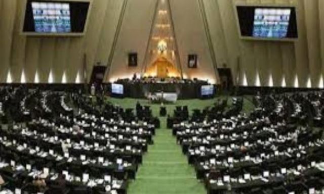 البرلمان الإيراني يسحب الثقة من وزير العمل