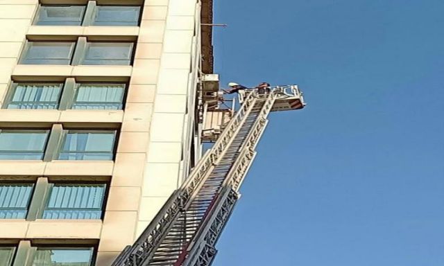 وحدات الإنقاذ بالحماية المدنية بالقاهرة تنجح فى إنقاذ عامل تعلق بالطابق التاسع بإحدى العمارات بالبساتين