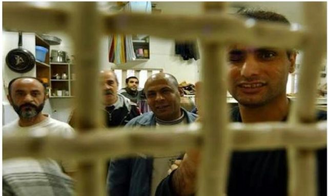 أسيران فلسطينيان يعلنان إضرابا مفتوح عن الطعام ضد اعتقالهما الإداري