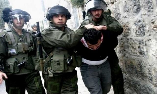 اعتقال 8 فلسطينيين فى الضفة الغربية بينهم صحفى