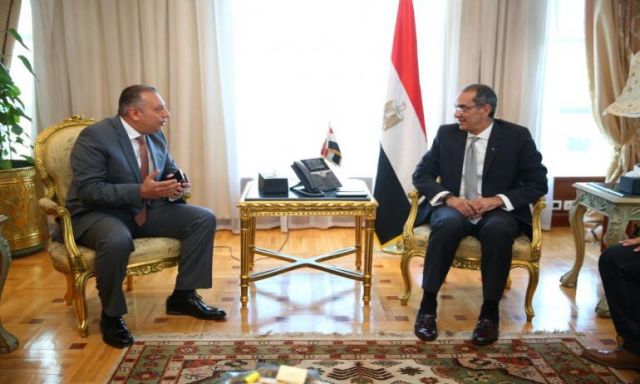 وزير الاتصالات وتكنولوجيا المعلومات يلتقي قيادات شركة مواصلات مصر ويتفقد عددًا من الأوتوبيسات الذكية