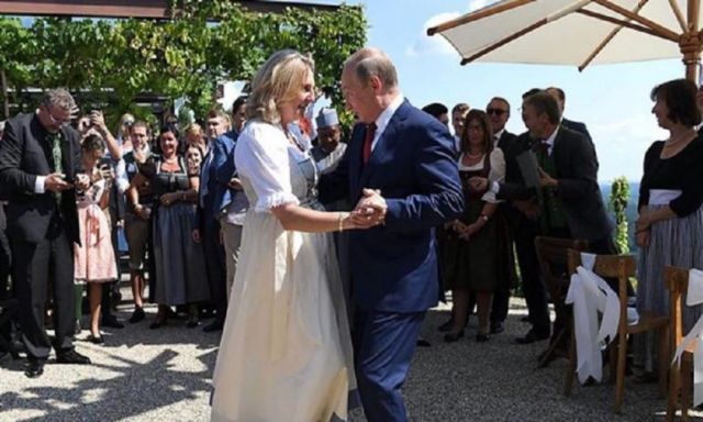 بوتين يرقص مع وزيرة خارجية النمسا فى حفل زفافها