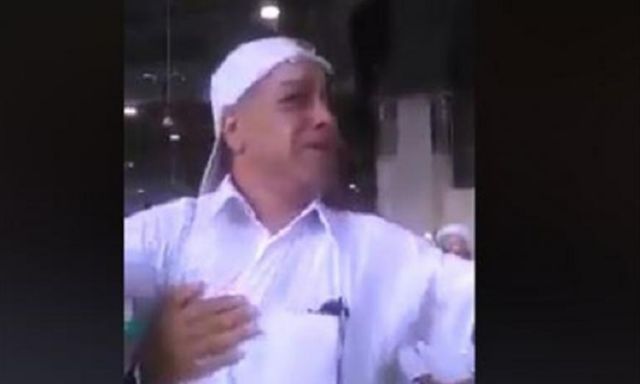 شاهد .. فيديو مؤثر لرجل يبكي من الفرحة بعد أن عاد إليه نظره في الحرم المكي