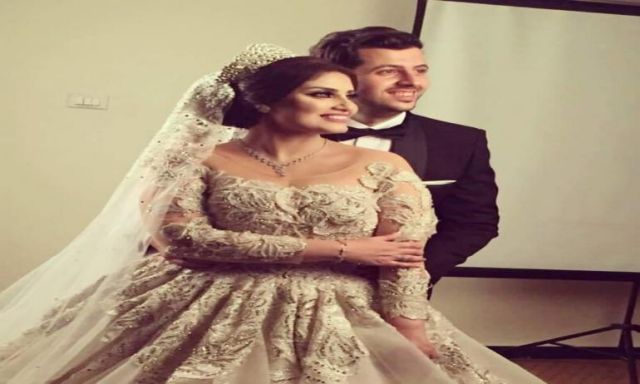 عروسان يشعلان مواقع التواصل الاجتماعي بأغنية زفافهما