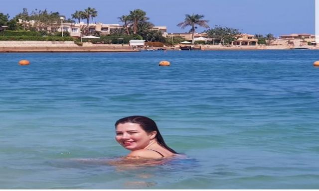 بالصور.. رانيا فريد شوقي تمارس السباحة وجمهورها يعلق : القمر