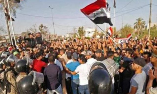 المئات من خريجي الجامعات في العراق يتظاهرون للمطالبة بوظائف